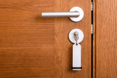 Anahtarlı ahşap kapı. Mesaj, pazarlama ve reklam için yer var. Model