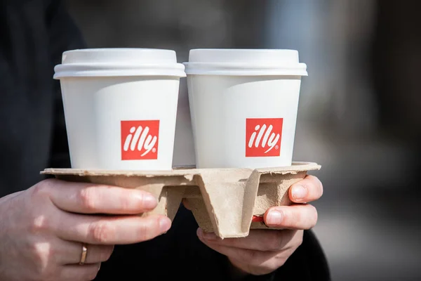 Duas xícaras de café Illy, marca da empresa italiana de torrefação de café. Fundada por Francesco Illy em 1933. — Fotografia de Stock