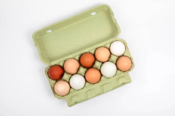 Scatola di uova con uova di pollo bio, allevate all'aperto in diversi colori. Uova di colore bianco, marrone e marrone scuro. Cibo e Pasqua — Foto Stock