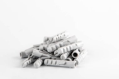 Beyaz arka planda plastikler, gri paneller. 8x40 boyut