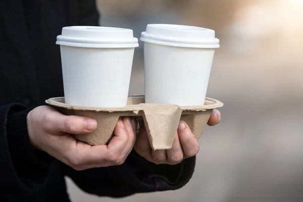 Tazas de café de papel para llevar. Temprano en la mañana, desayuno y comienzo de la jornada laboral — Foto de Stock