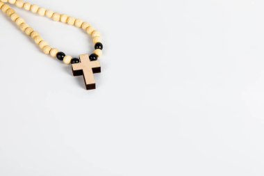 Beyaz arka planda tahta haç. Boşluğu kopyala