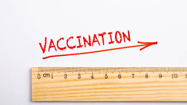 Η έννοια των ποσοστών εμβολιασμού και των στατιστικών. Ξύλινη επένδυση σε λευκό φόντο — Φωτογραφία Αρχείου