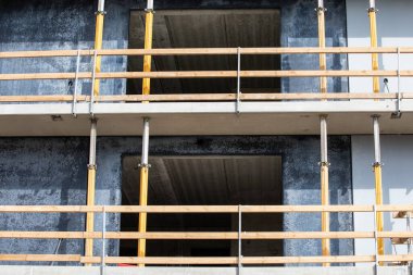 Apartman binaları. Beton ve bariyerler. İş güvenliği