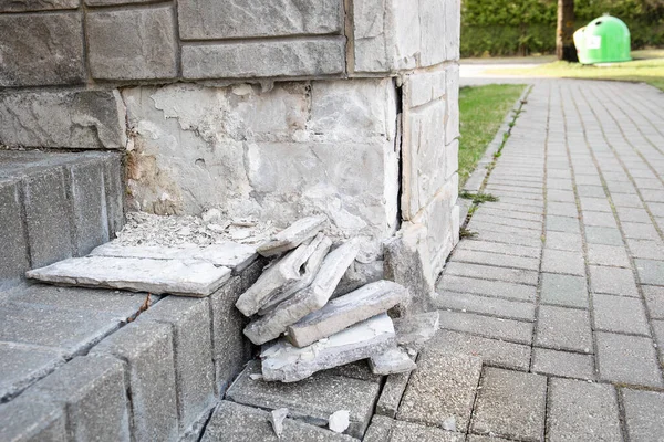 Stone finishing tiles. Aging, poor quality and refurbishment — Stock Photo, Image