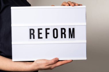 Reform. Işık kutusunda mesaj. Tıp, eğitim ve ekonomi kavramı