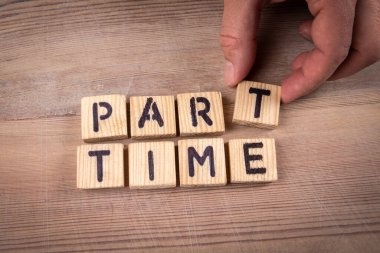 Yarım gün. Ahşap arkaplanda alfabe harfleri