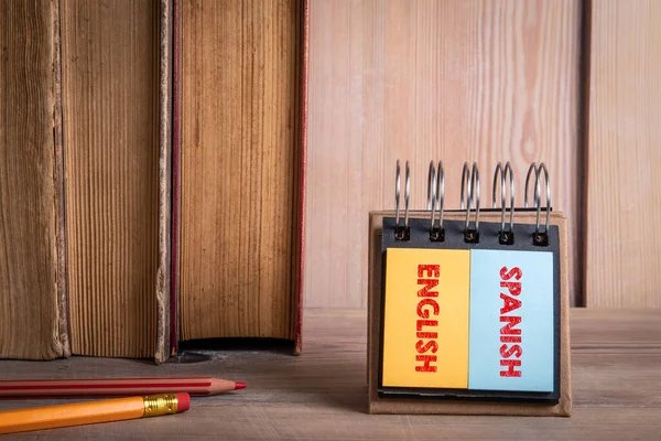 Lernen Sie Englisch und Spanisch. Bücher im Bücherregal aus Holz — Stockfoto