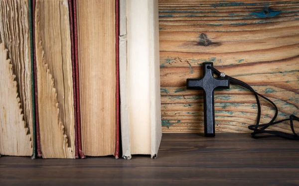 木制十字架,木制书架上有皮革绳 — 图库照片