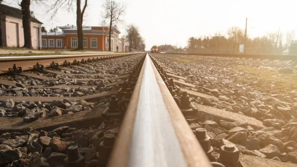 Vías férreas y tren en un día soleado. Estación ferroviaria — Foto de Stock