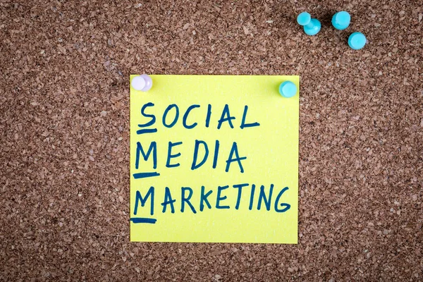 Social Media Marketing. Texto em uma nota pegajosa presa a uma cortiça — Fotografia de Stock