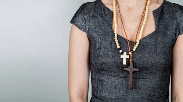 Femme avec des croix de bois autour du cou. Religion et croyance — Photo