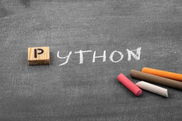Python kód és programozási nyelv koncepció. Színes krétadarabok fekete krétadarabokon — Stock Fotó