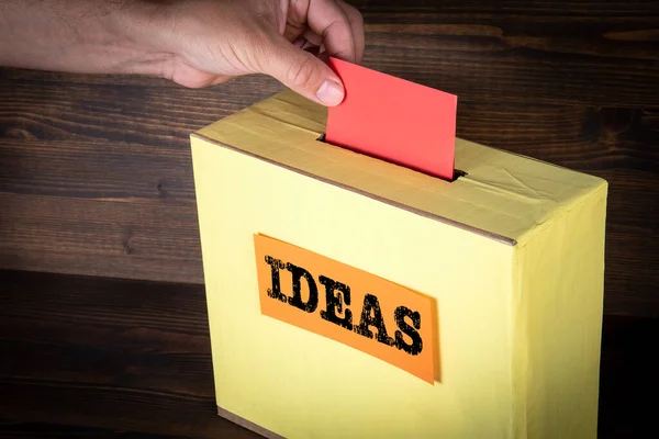 Ιδέες. Επιχειρηματική ιδέα. Κίτρινη κάλπη σε ξύλινο φόντο — Φωτογραφία Αρχείου