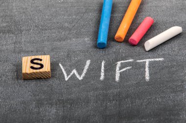 Hızlı kod ve programlama dili kavramı. Siyah tebeşir tahtasında renkli tebeşir parçaları