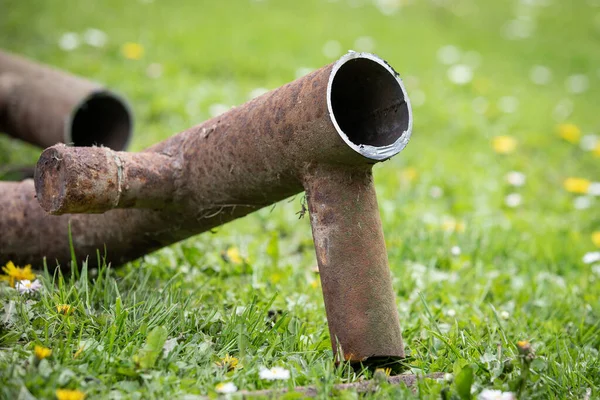 錆びた金属製の水道管。廃棄物の収集とリサイクル — ストック写真
