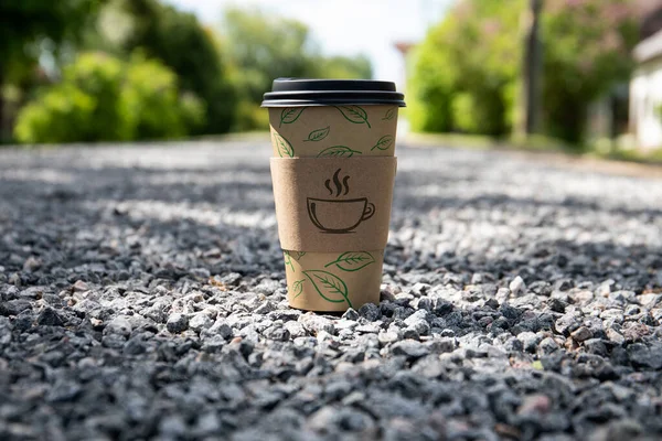 Heiße Kaffeepapiertasse vorhanden. Sonniger Tag. Outdoor auf der Straße — Stockfoto