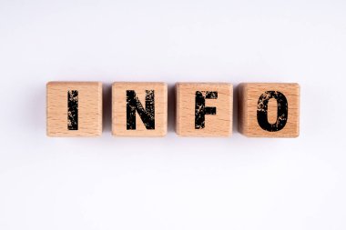 Göçmen Bürosu Beyaz arka planda dört tahta küp