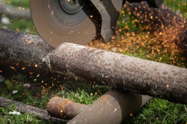 Dairesel testere metal boruları ve hurdaları keser. İş güvenliği