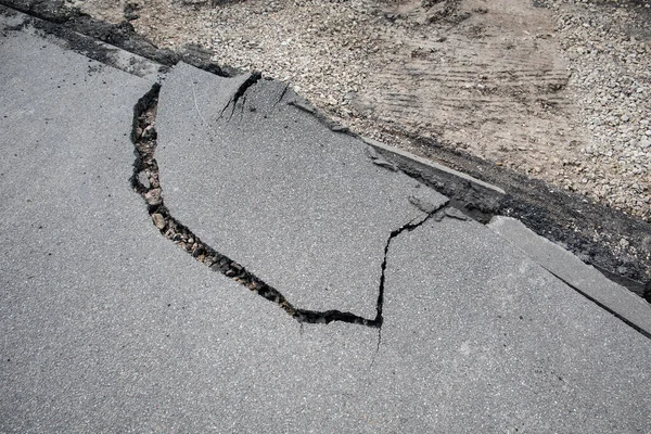 Daño de asfalto concreto. Reparación y reconstrucción de carreteras — Foto de Stock