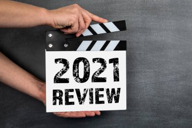 2021 Teftiş Konsepti. Siyah bir tebeşir tahtasında beyaz film alkışı