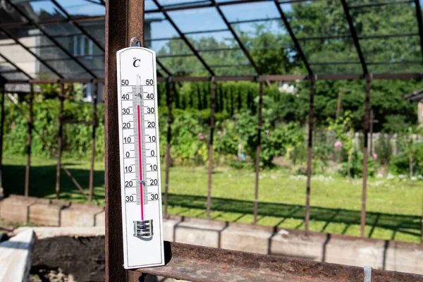 晴れと非常に極端な暑い天候。屋外温度計 — ストック写真