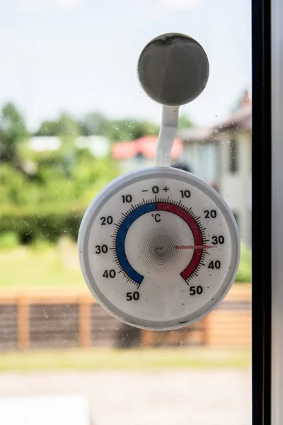 極端な暑い天気。汚れた窓の温度計です — ストック写真