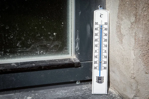 晴れと非常に極端な暑い天候。汚い屋外の窓ガラス。屋外温度計 — ストック写真