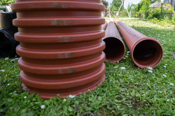 オレンジプラスチック下水道管。ホームヤード。再建・建設現場 — ストック写真