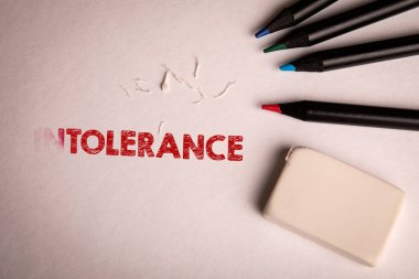 Hoşgörü. Beyaz kağıt üzerinde renkli kalemler ve silgi.
