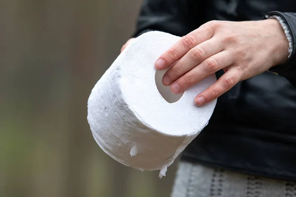 Toiletpapier rollen in vrouwen handen. Hygiënisch concept — Stockfoto