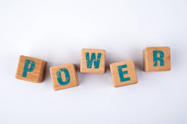 İktidar teminatı. Beyaz arkaplanda yazı olan tahta bloklar