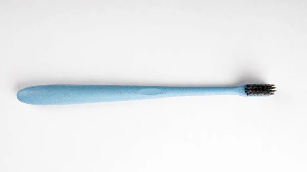Escova de dentes azul sobre um fundo branco. Saúde e higiene — Fotografia de Stock