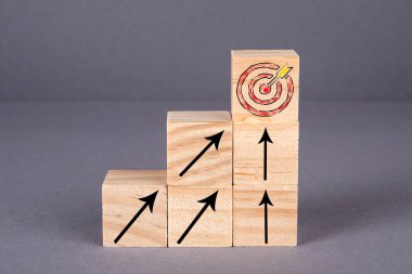 Gol konsepti. Gri arkaplanda tahta bloklar