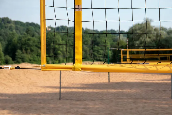 Quadra de vôlei e rede na praia — Fotografia de Stock