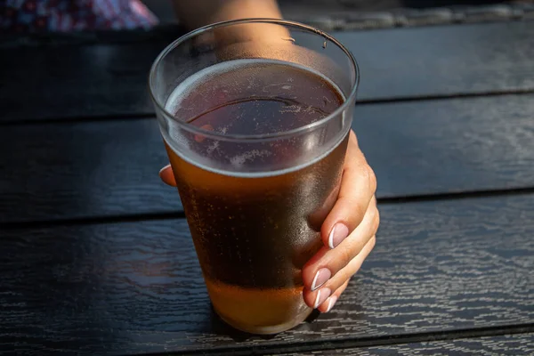 Du cidre de pomme rafraîchissant. Femme main avec des ongles polis et vernis — Photo