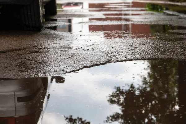 水たまりと水。ストリート、ピットと道路。都市と車 — ストック写真