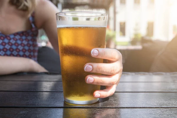 Du cidre de pomme froid et rafraîchissant. Femme main avec des ongles polis et vernis — Photo