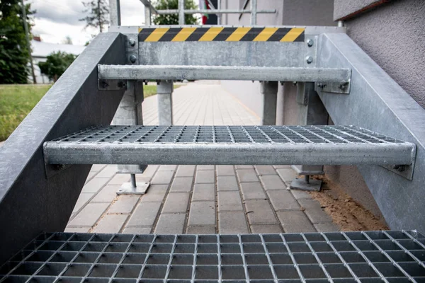 Vstupní a výstupní kovové schodiště s protiskluzovou mřížkou — Stock fotografie