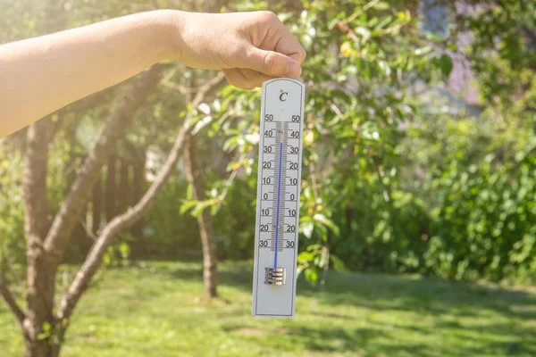 女性の手に温度計。極端な暑い天気 — ストック写真
