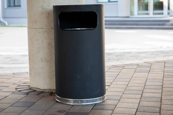 Moderní popelnice na ulici na veřejném místě. Teplý a slunečný den — Stock fotografie