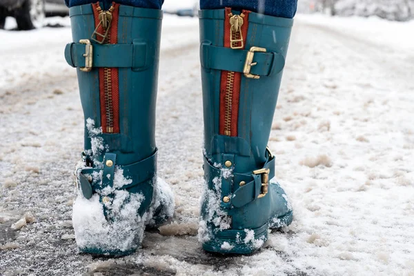 Snowy and slippery roads. Woman in rubber boots — Stock Photo, Image