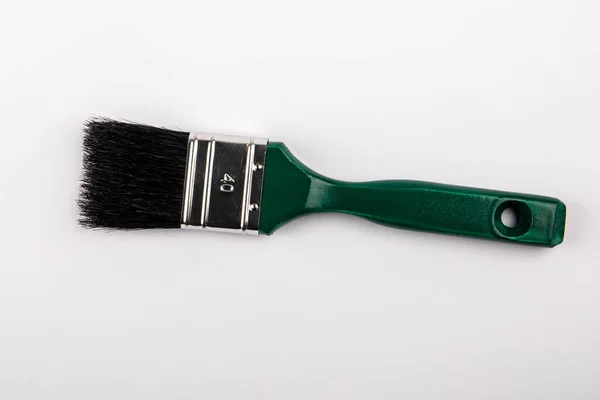 흰색 바탕에 녹색 나무통 이 있는 페인트 붓 — 스톡 사진