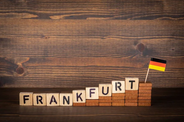 Франкфурт. Назва міста з дерев'яних листів і німецького прапора. — стокове фото
