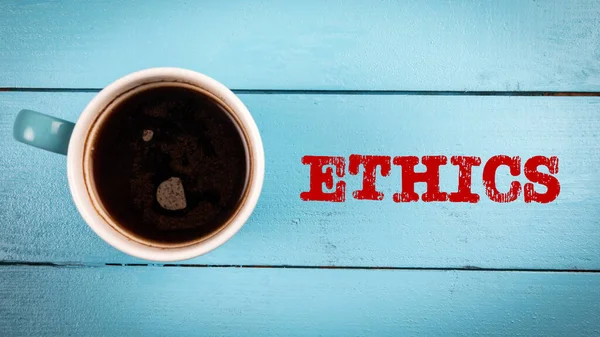 Concepto ético, empresarial y educativo. Taza de café sobre un fondo de madera pintado de azul — Foto de Stock