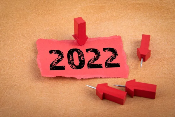Objetivo 2022. Oportunidades de negocio, educación y medicina. hoja de papel y flechas sobre fondo naranja —  Fotos de Stock