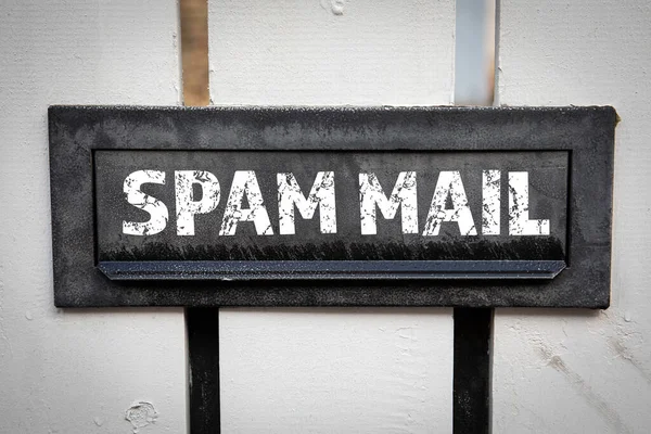 Έννοια Spam Mail. Μεταλλικό γραμματοκιβώτιο σε λευκό ξύλινο φράχτη — Φωτογραφία Αρχείου