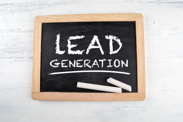 Lead Generation. Tavola di gesso con pezzi di gesso su uno sfondo di legno bianco — Foto Stock