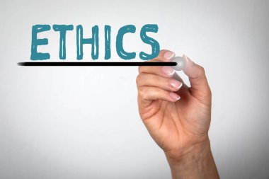 Etik, iş konsepti. Kadın eli kalemle ekranda yazıyor.