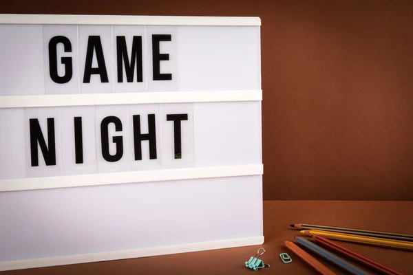 Game Night. Leuchtkasten mit Text auf braunem Bürotisch — Stockfoto